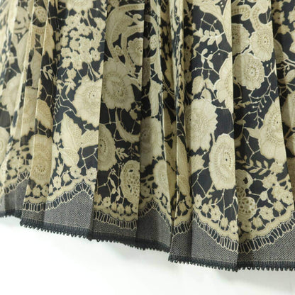 インゲボルグ★総柄デザインが目を惹くラップスカート♪プリーツスカート 花柄 モダン 黒系 z20393