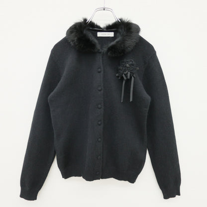 カネコイサオ★ファー付き♪アンゴラ混であったかい♪コサージュブーケ 長袖ニット カーディガン 黒系 z23332