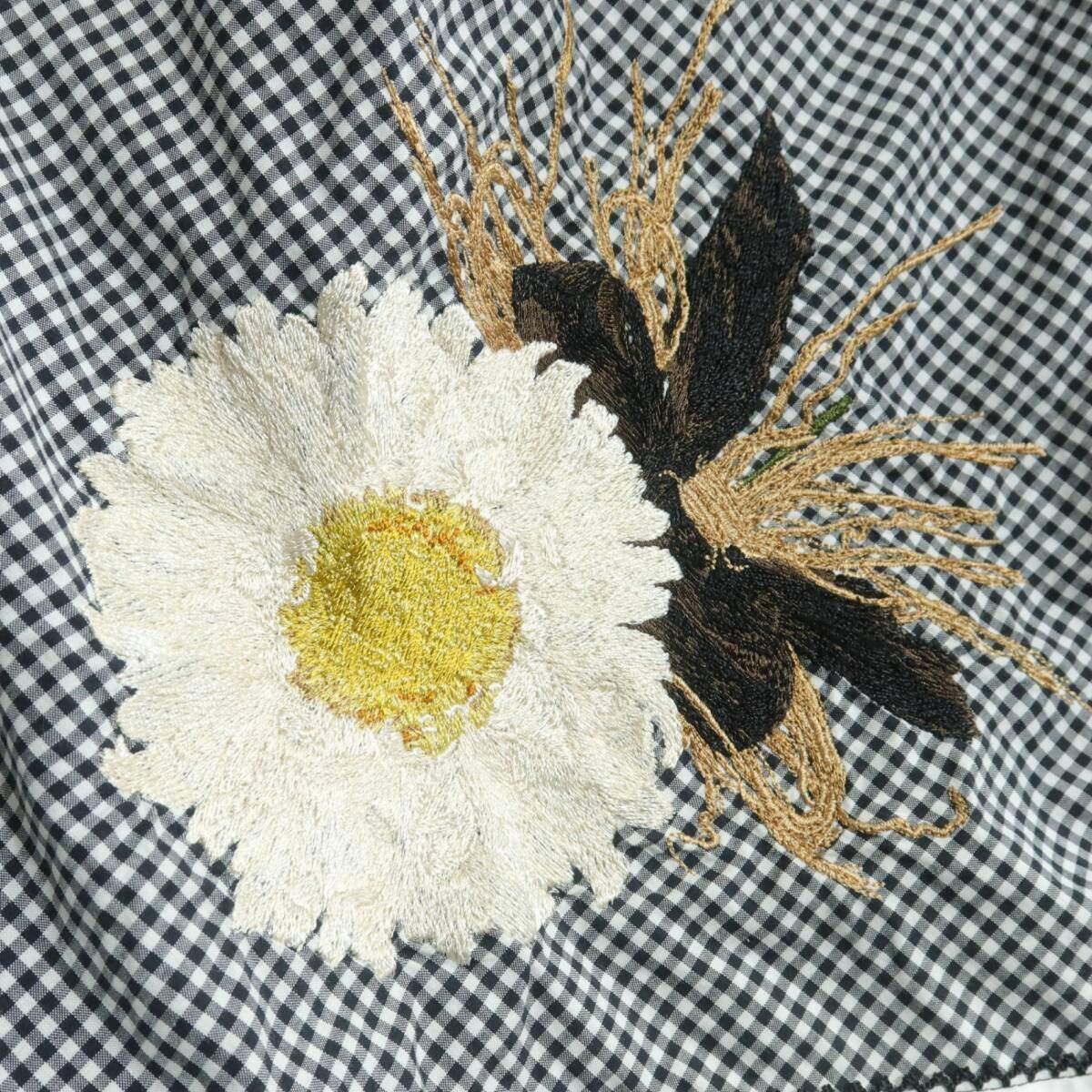 ワンダフルワールド カネコイサオ★可愛い！ひなぎく刺繍&ギンガム♪前開きローンスカート 黒系 ボリュームギャザー♪z18607