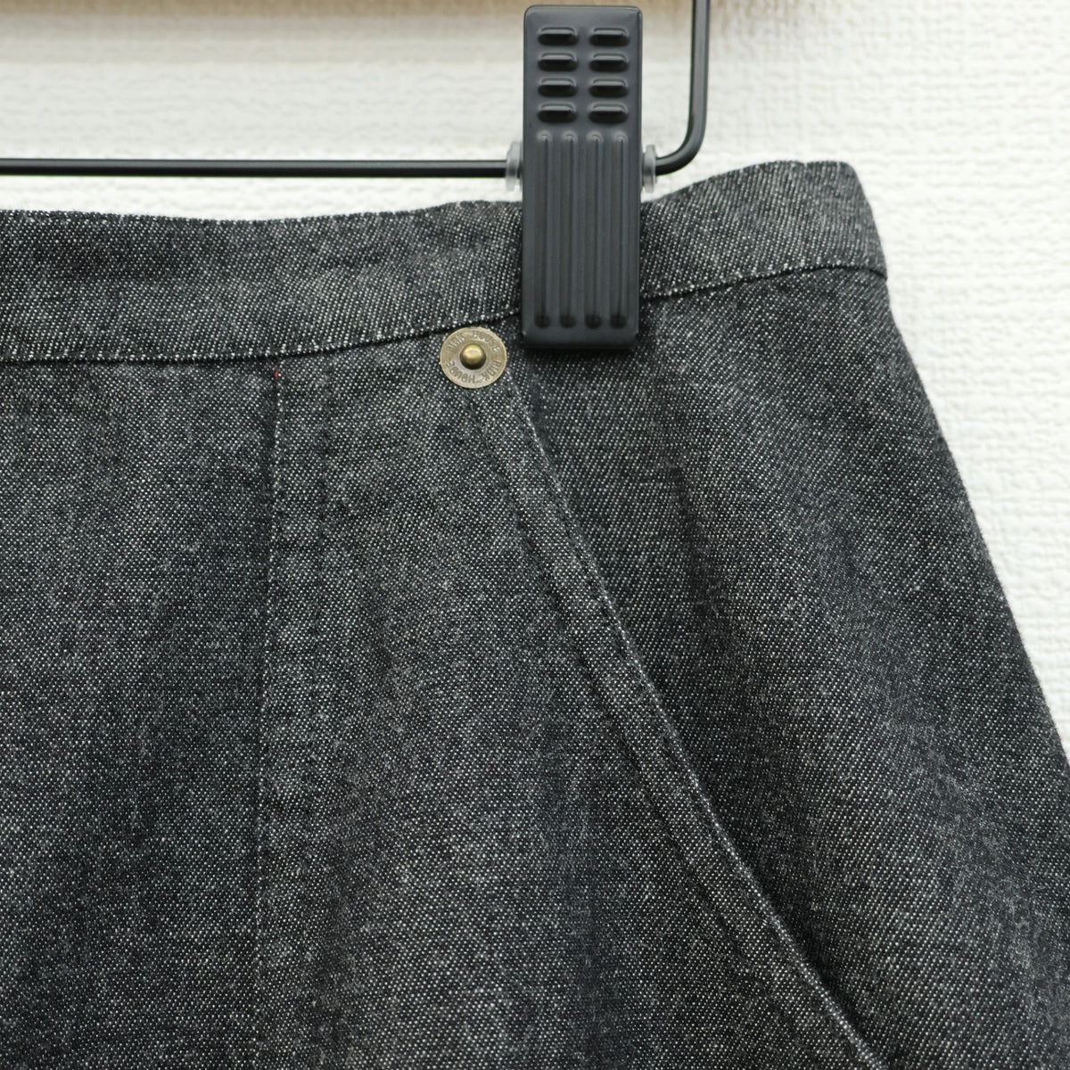【美品】ピンクハウス★バスケットうさぎ刺繍♪デニムのエプロンスカート チャコール系 無地 z23568
