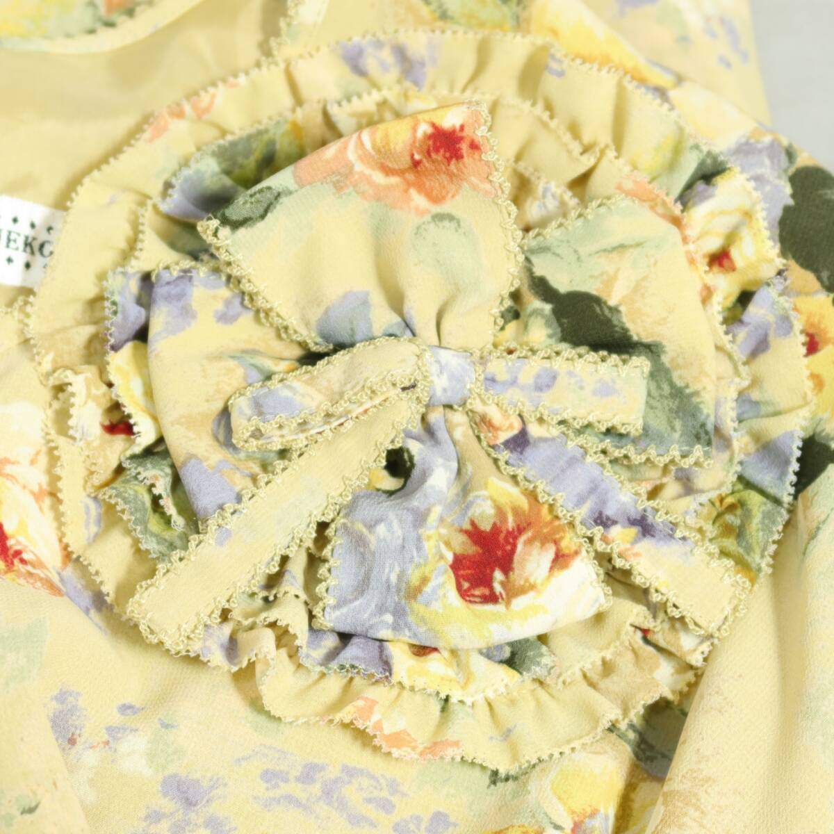 【美品】カネコイサオ★お花コサージュ付き♪花柄半袖ワンピース イエロー系 幅広リボン付♪薄手 z20626