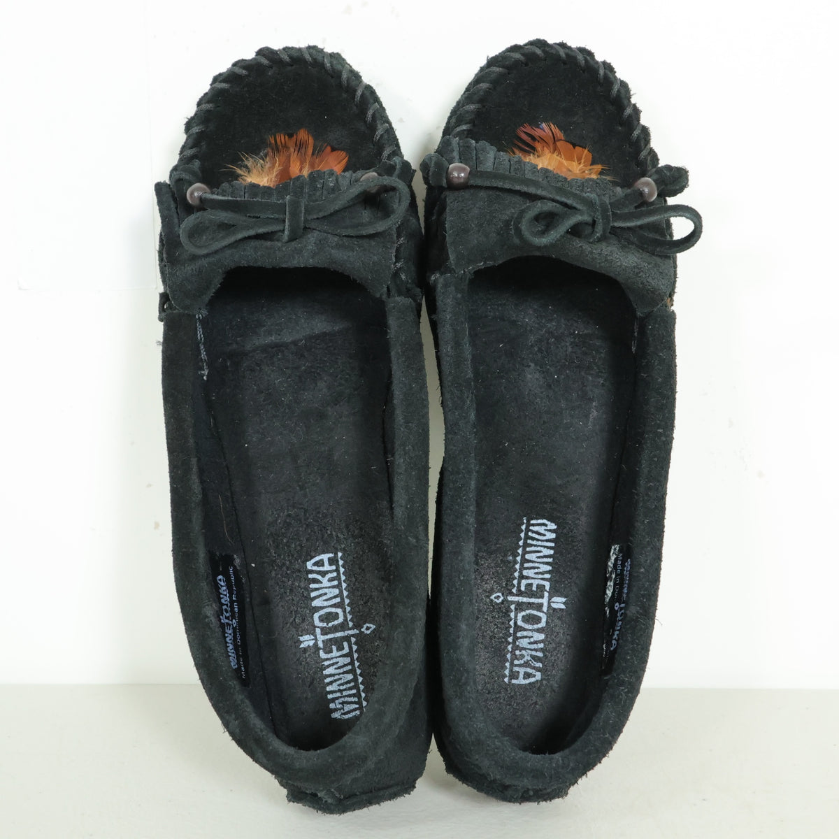 MINNETONKA★スエードモカシン 羽 ビーズ リボン サイズ7 24.0cm 黒系 sh244
