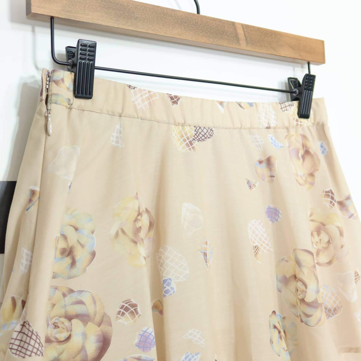 【新品タグ有】インゲボルグ★かぶせ段々♪パステル風カメリアptのギャザースカート サイズ9 ベージュ系 残布有 薄手 z20648