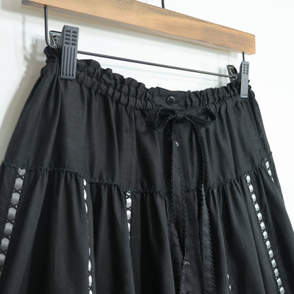【極美品】ピンクハウス★配色リボンデコレーション♪ローンギャザースカート 黒系 前開き 裾かぶせ段々♪2024年 z22694