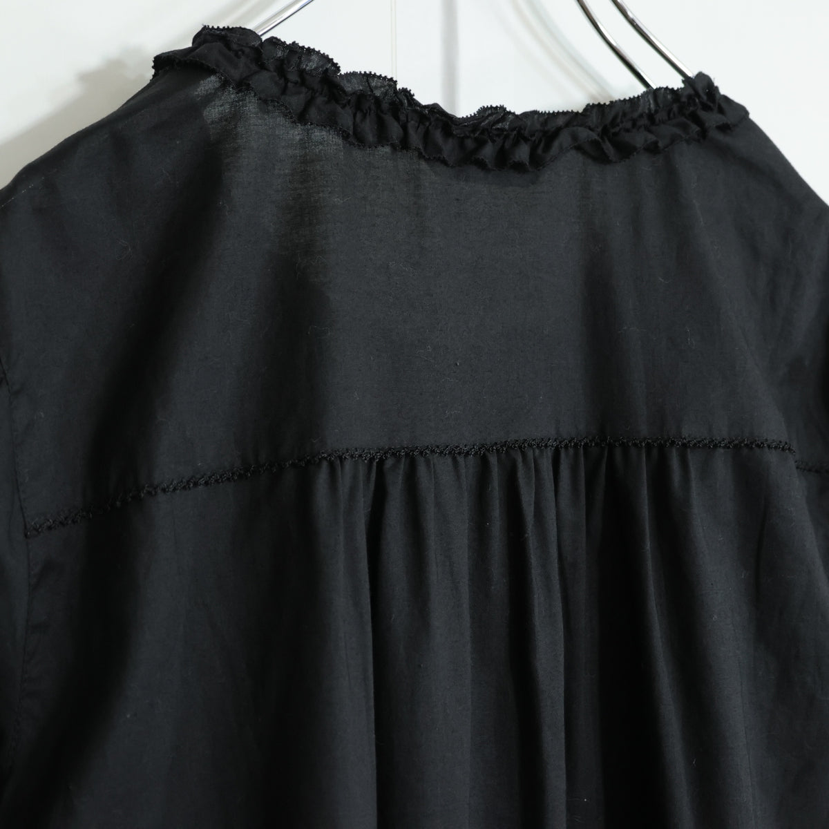 【極美品・紙タグ有】ピンクハウス★フリル使い♪ふんわりローンブラウス リボン 大きいサイズL 黒系 前開き 残布有 無地  z21850