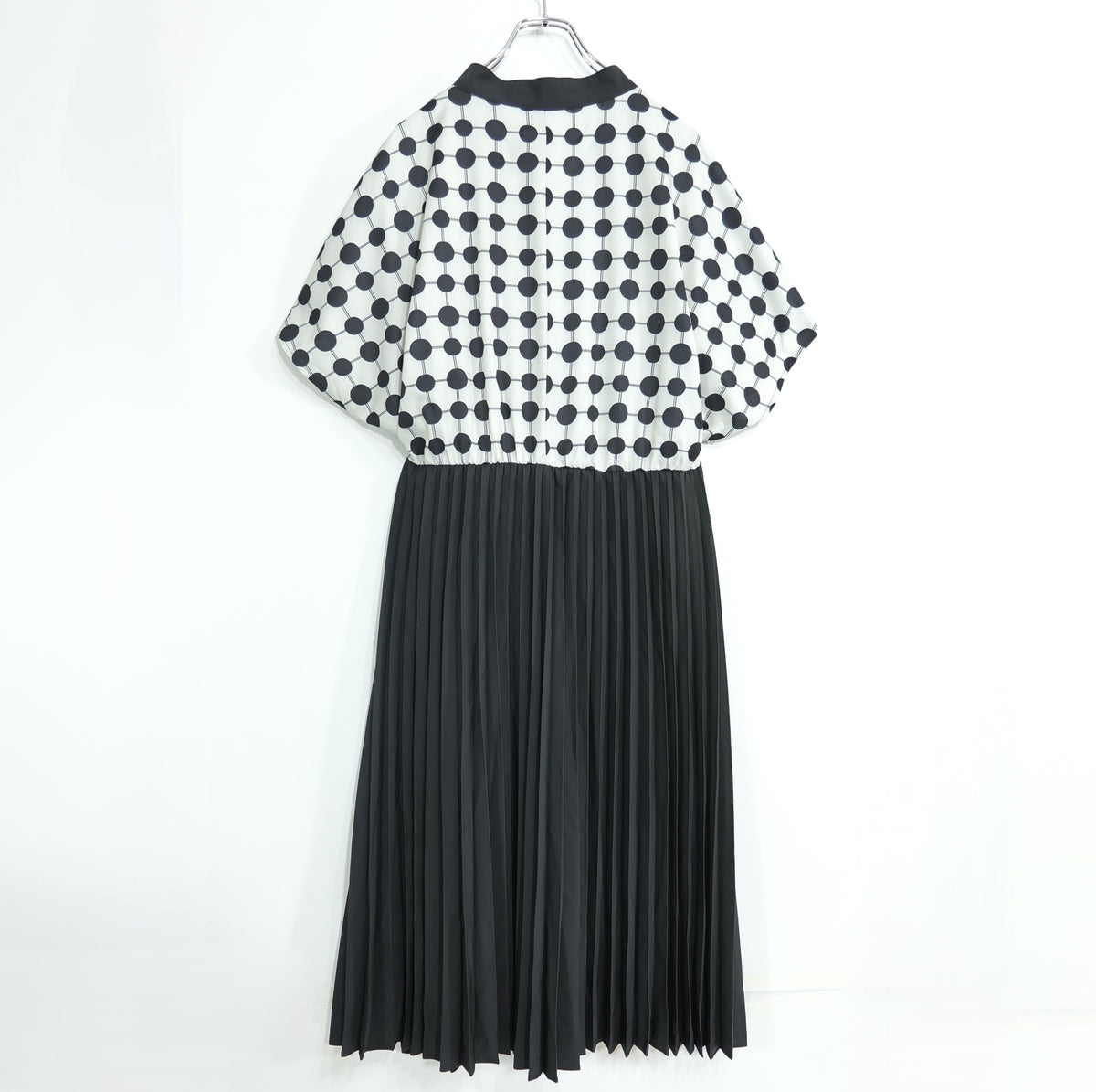 【美品】SHEIN CURVE★フレンチ袖ワンピース 大きいサイズ4XL 黒系 Vネック プリーツ 薄手 z22863