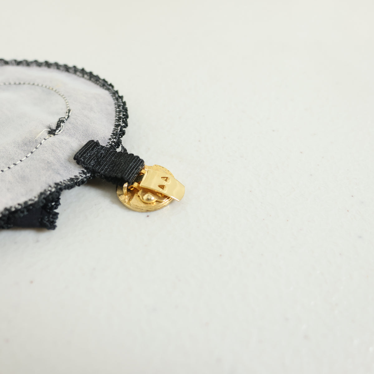 PINK HOUSE ピンクハウス★ロゴ刺繍×立体リボン♪ゴールド調クリップ 2個セット たくし上げ 黒系 ＊so454