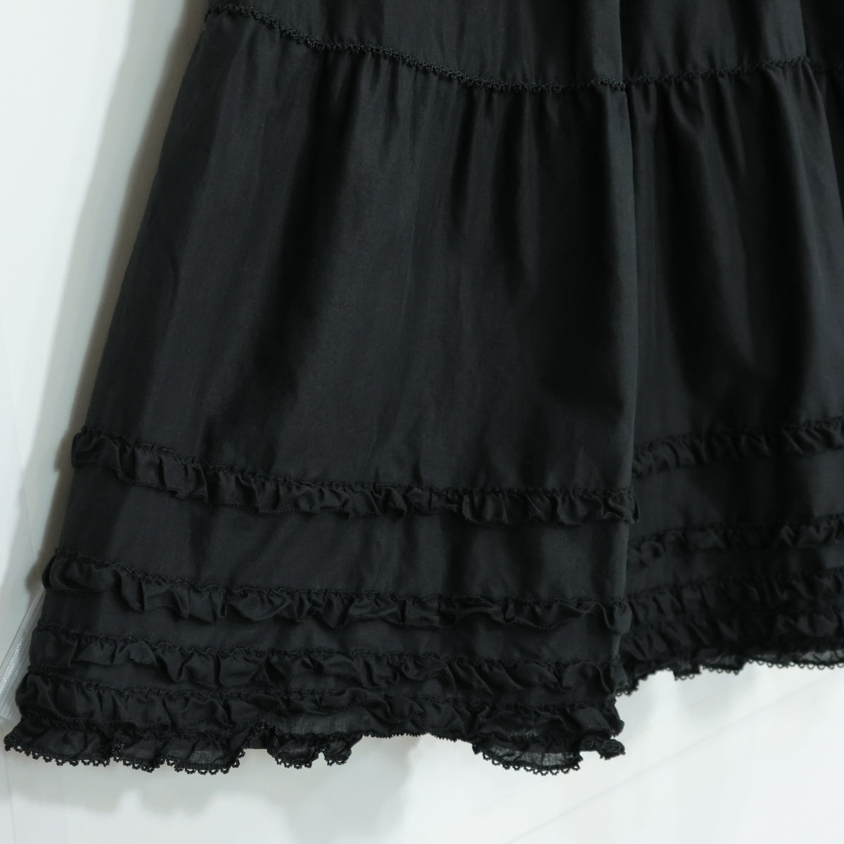 【美品】ピンクハウス★ふんわりフォルム♪華やかローンワンピース 黒系 裾段々&サテンリボン♪無地 z22172