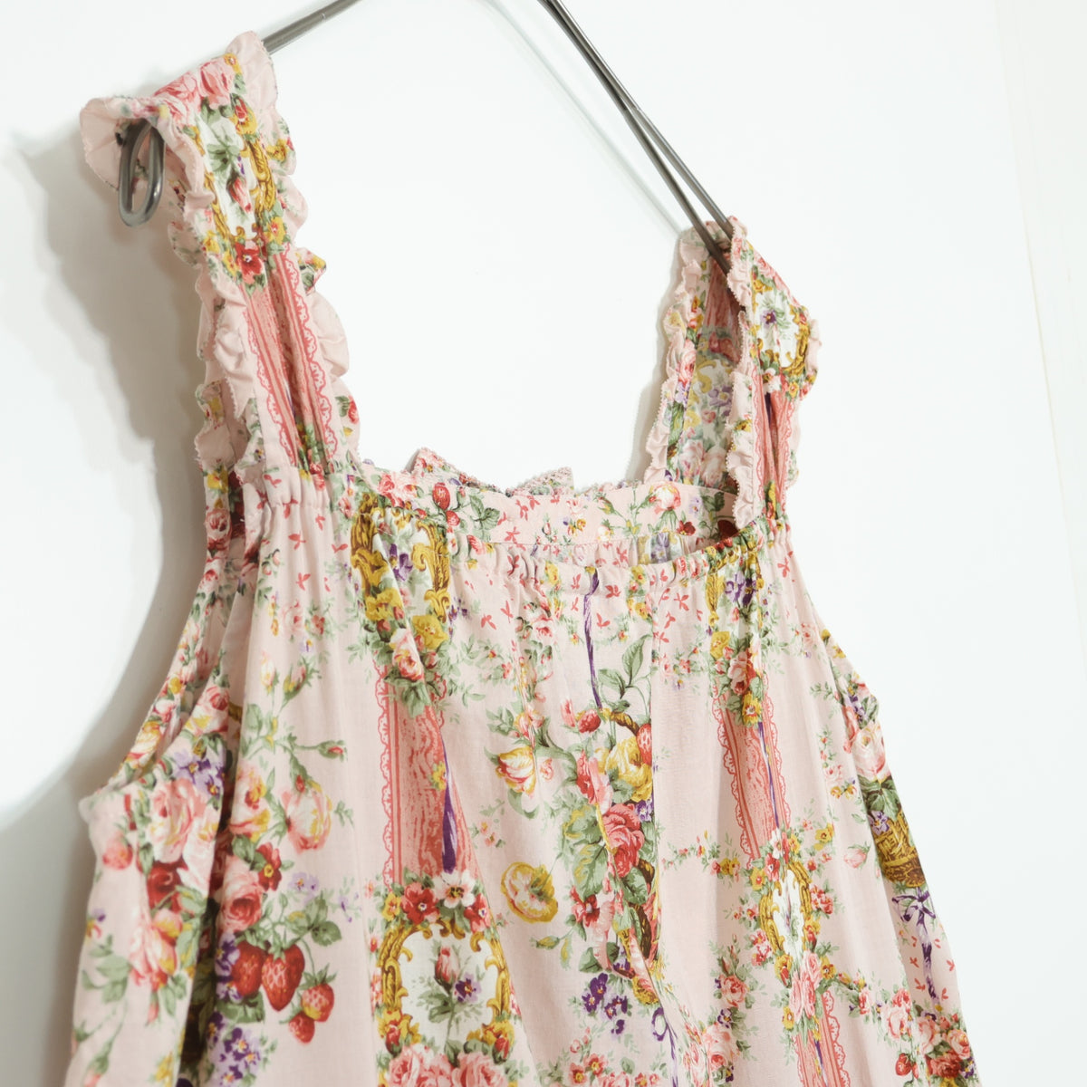 【極美品】ピンクハウス★壁紙模様pt♪ふんわりキャミワンピ ピンク系 薔薇&苺♪2025年 薄手 z22500