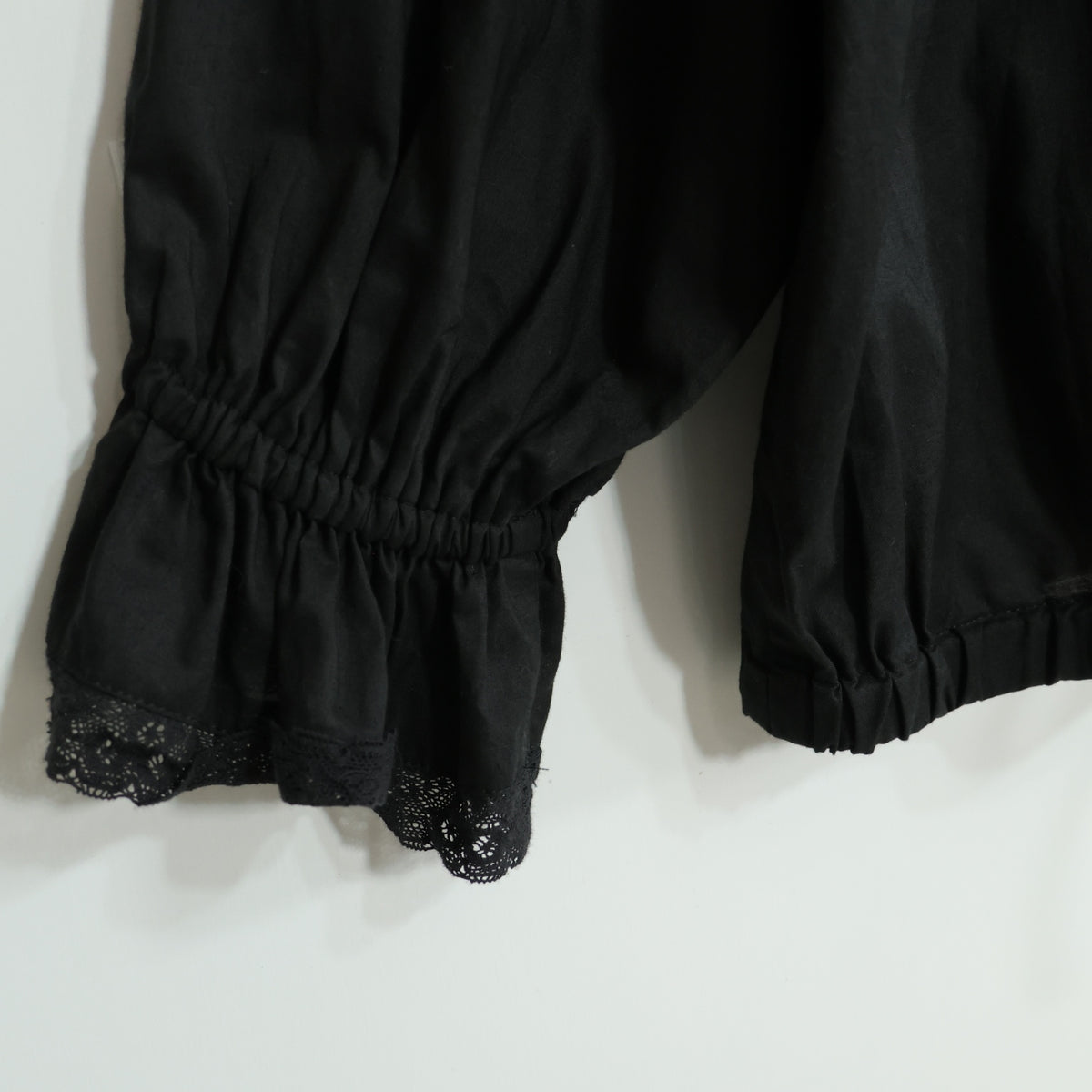 【美品】インゲボルグ★たっぷりフリル♪綿ローンジャケット ジップアップ 黒系 無地 前開き z23118