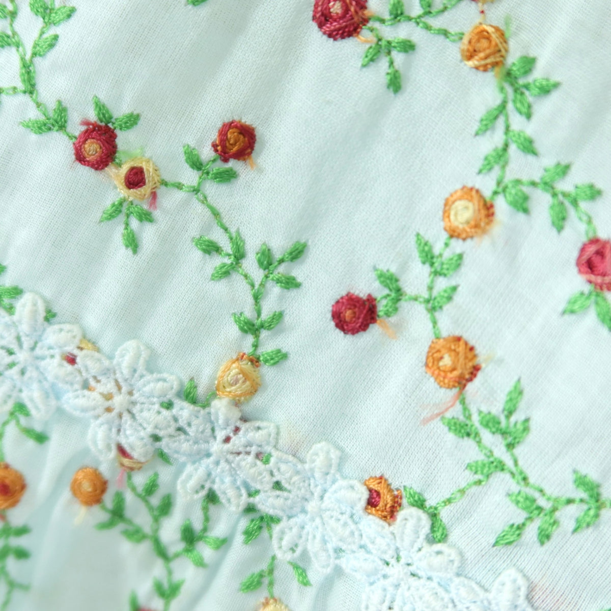 ピンクハウス★お花の刺繍♪裾スカラップブラウス 水色系 ふんわりフォルム♪身幅お直し有 薄手 z19934