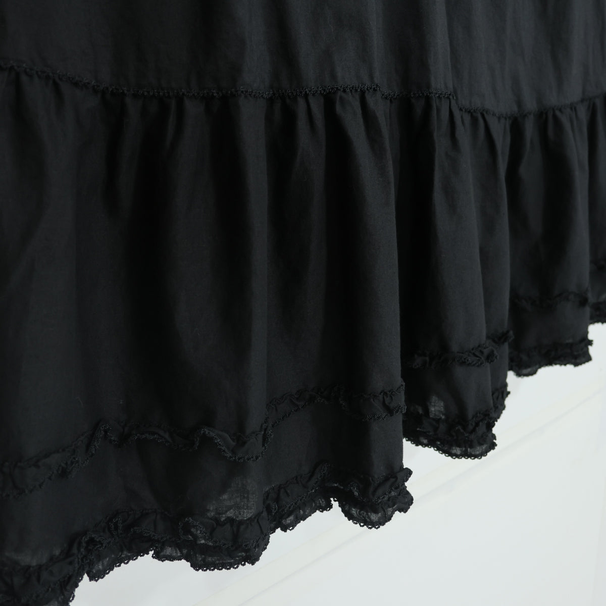 【美品】ピンクハウス★ワンダー・ザ・シー柄♪刺しゅうのミニワンピース 黒系 サテンリボン&フリル♪2024年 z22287