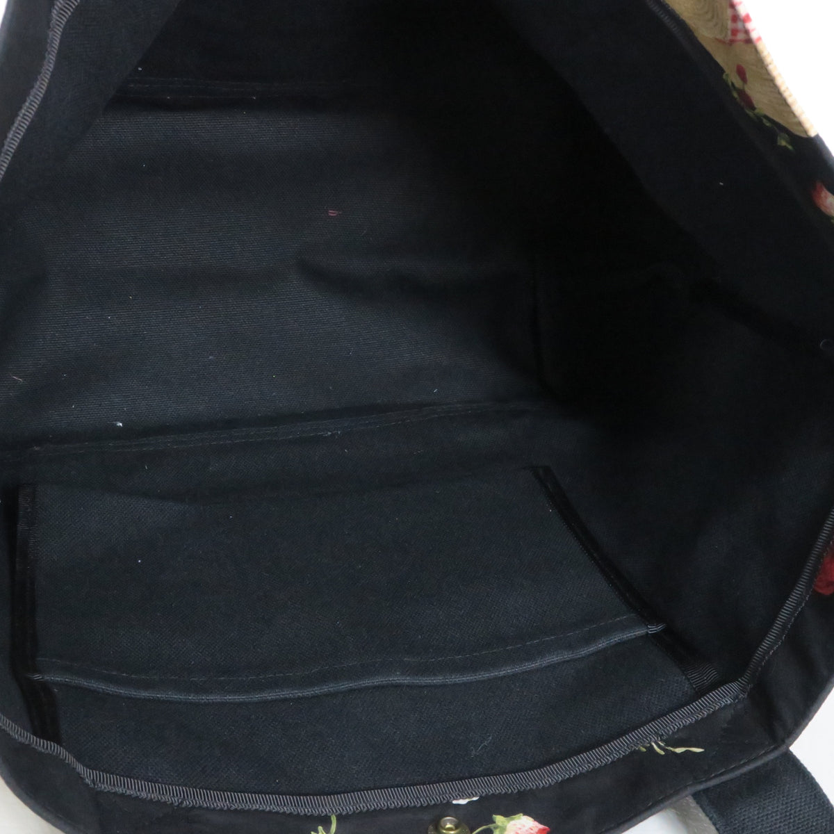 ピンクハウス★苺ウサギがかくれんぼ 可愛い！ ストロベリーハット バッグ 黒系 ＊ba305