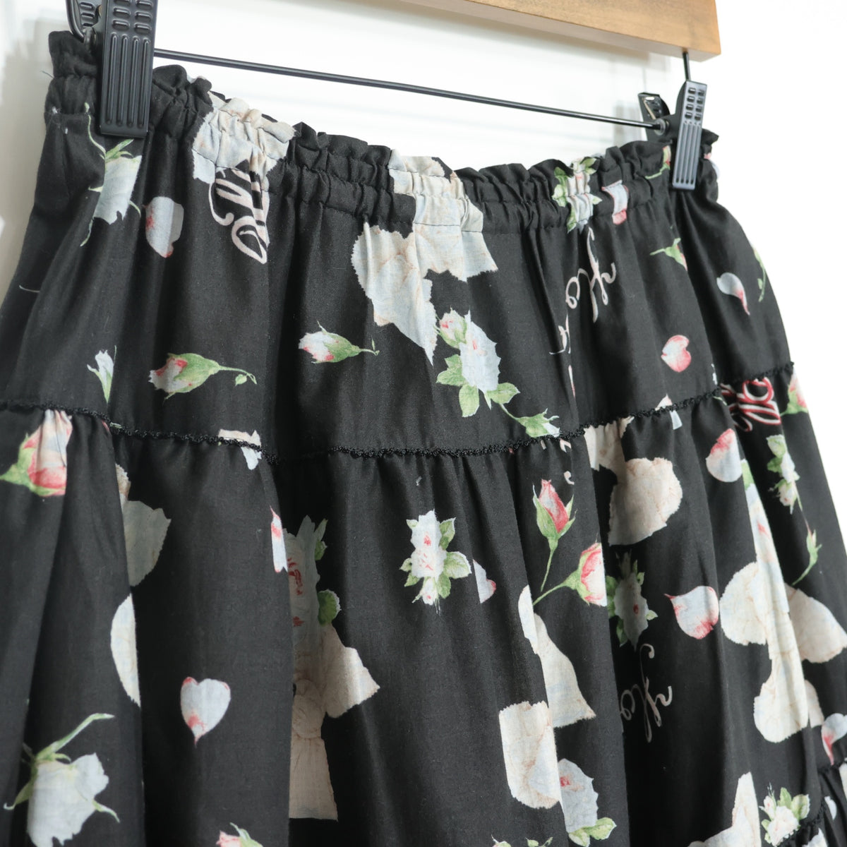 【美品】ピンクハウス★リボン&薔薇pt♪ローンギャザースカート 黒系 段々フリルがちら見え♪薄手 z22519