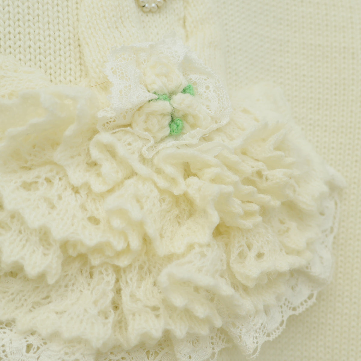 【美品】メゾピアノ★立体モチーフ♪フリル使いニットセーター アイボリー系 サイズM あったかウール100♪z23412