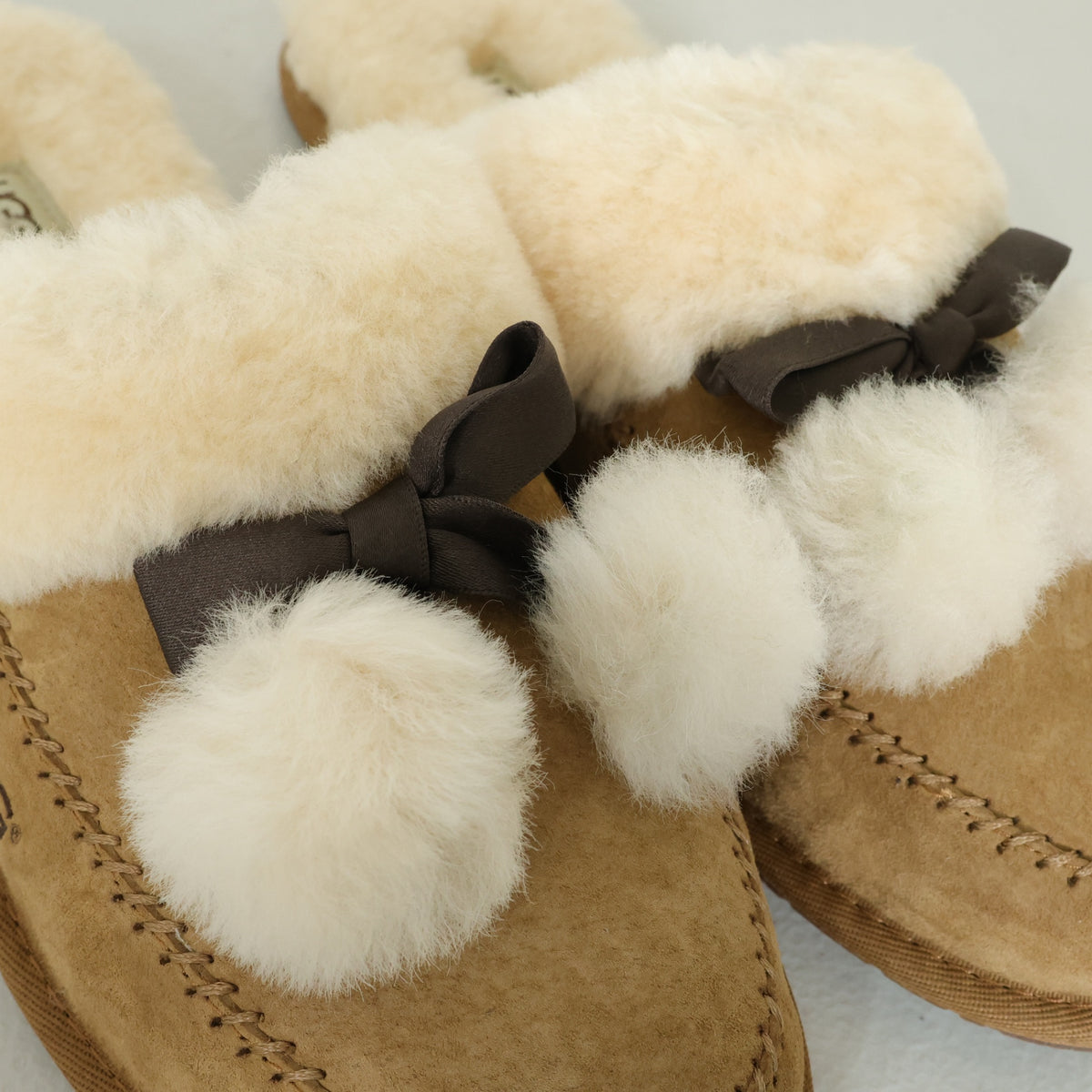 【美品！】UGG アグ★ポンポン付きリボンが可愛い♪ ファースリッパ ルームシューズ 大きいサイズ26.5 ブラウン系 sh201