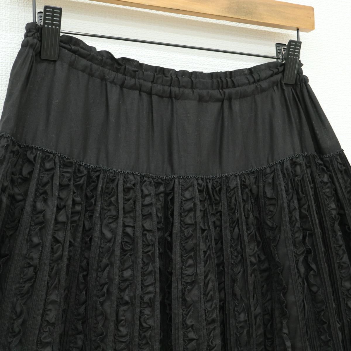 【極美品】ピンクハウス★びっしり縦フリル♪ローンギャザースカート 黒系 裾かぶせ段々&リボン♪z23280