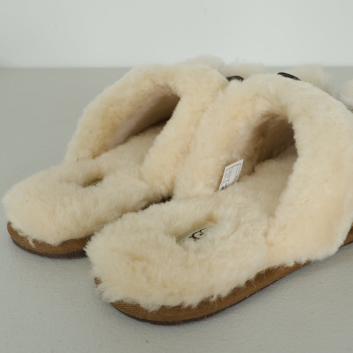 【美品！】UGG アグ★ポンポン付きリボンが可愛い♪ ファースリッパ ルームシューズ 大きいサイズ26.5 ブラウン系 sh201