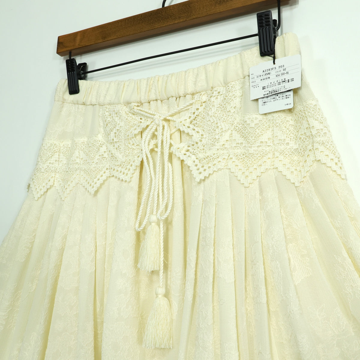 【極美品・紙タグ有】インゲボルグ★総刺しゅう♪タッセル付ギャザースカート サイズ9号 エクリュ系 薄手 残布有 z22275