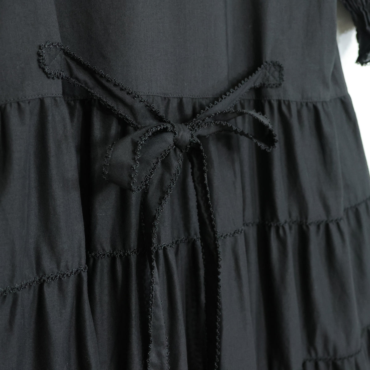 【美品】ピンクハウス★ふんわりフォルム♪華やかローンワンピース 黒系 裾段々&サテンリボン♪無地 z22172