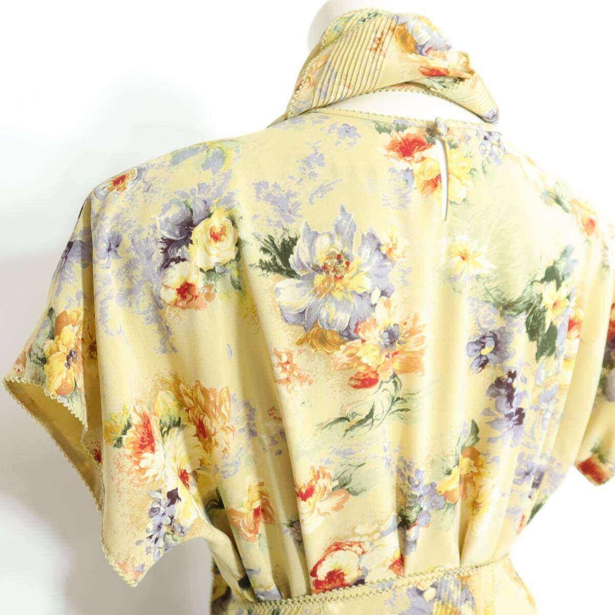 【美品】カネコイサオ★お花コサージュ付き♪花柄半袖ワンピース イエロー系 幅広リボン付♪薄手 z20626