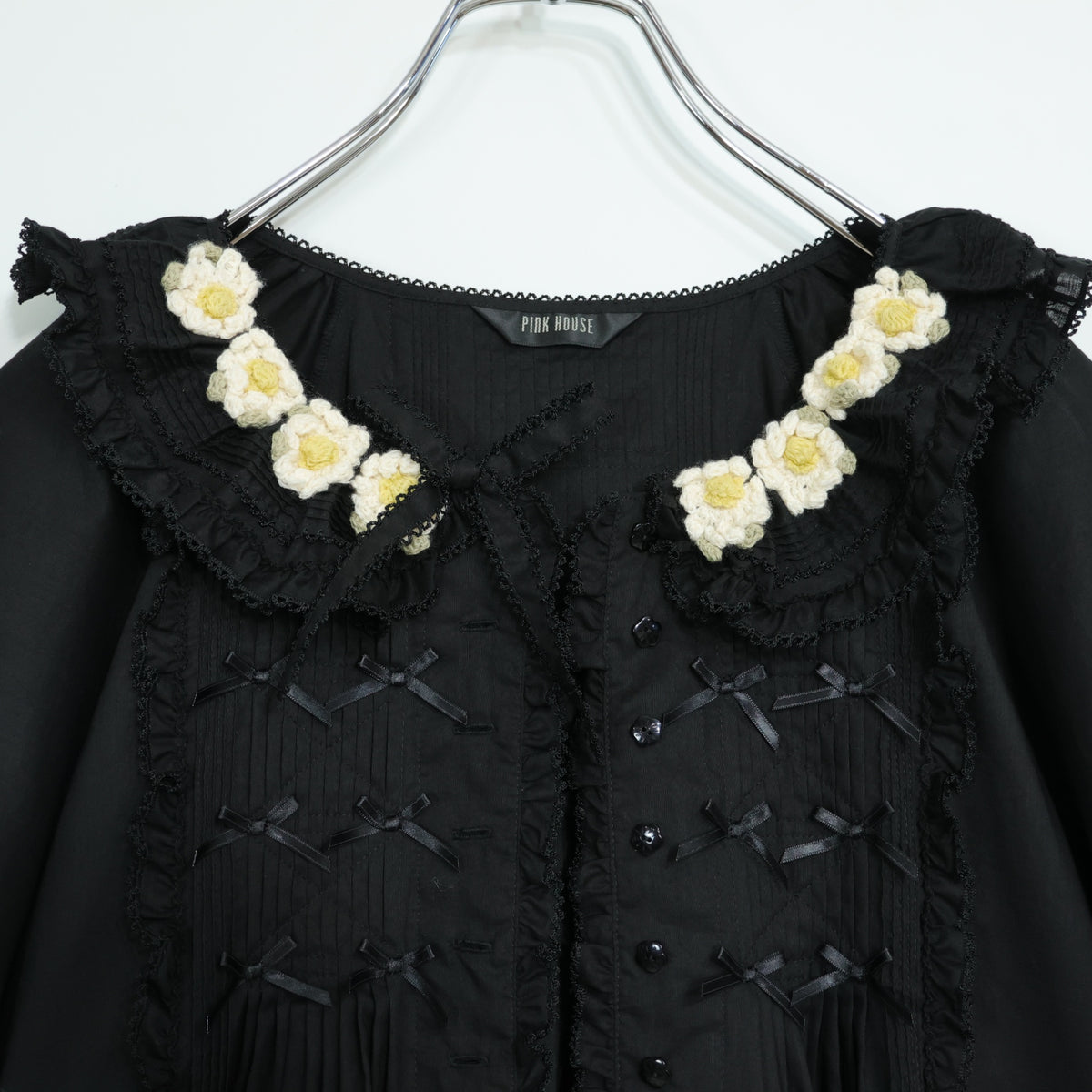 【美品】ピンクハウス★お花のモチーフ♪ふんわりローンブラウス 黒系 前開き サテンリボンも♪無地 z22169