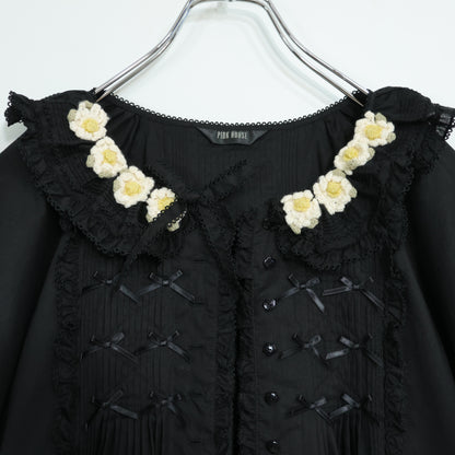 【美品】ピンクハウス★お花のモチーフ♪ふんわりローンブラウス 黒系 前開き サテンリボンも♪無地 z22169