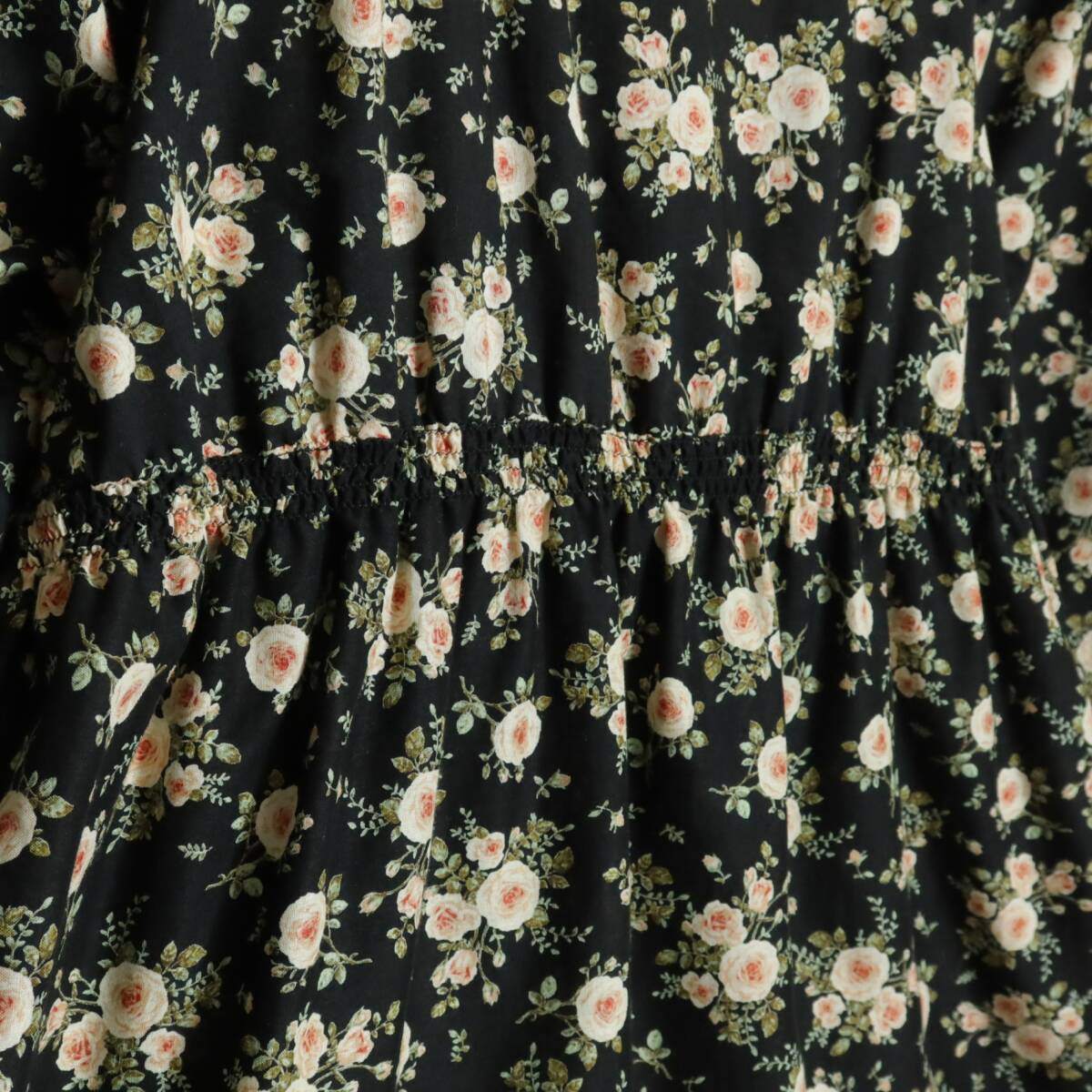 【美品】ピンクハウス★可愛い！ふんわりフリル　薔薇ptチュニックブラウス スクエアネック 黒系 ♪z.15690