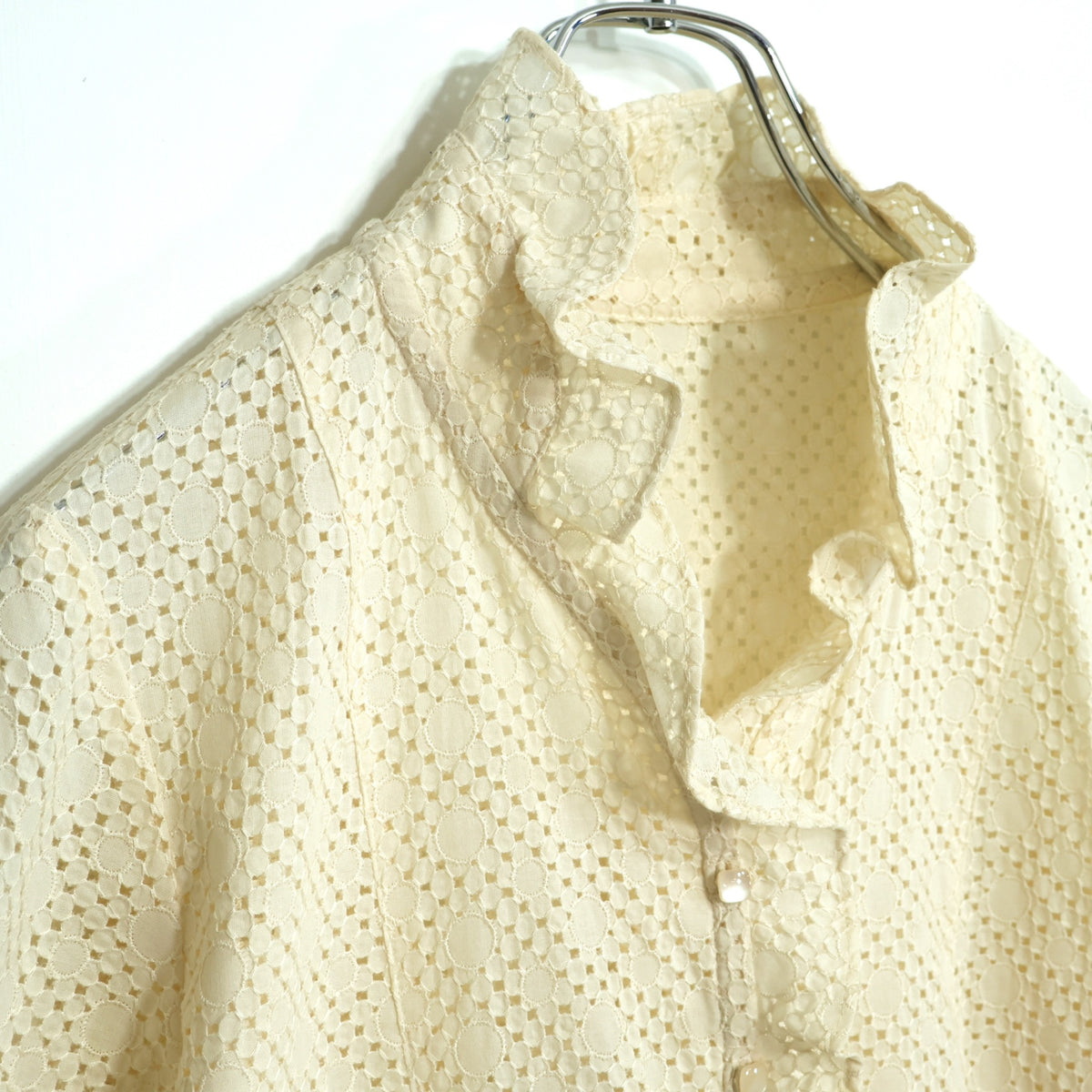 【美品】 スチェッソ★カットワークレースが素敵♪ フリルチュニックブラウス ウエストリボン付き サイズ40 クリーム色系 z22235