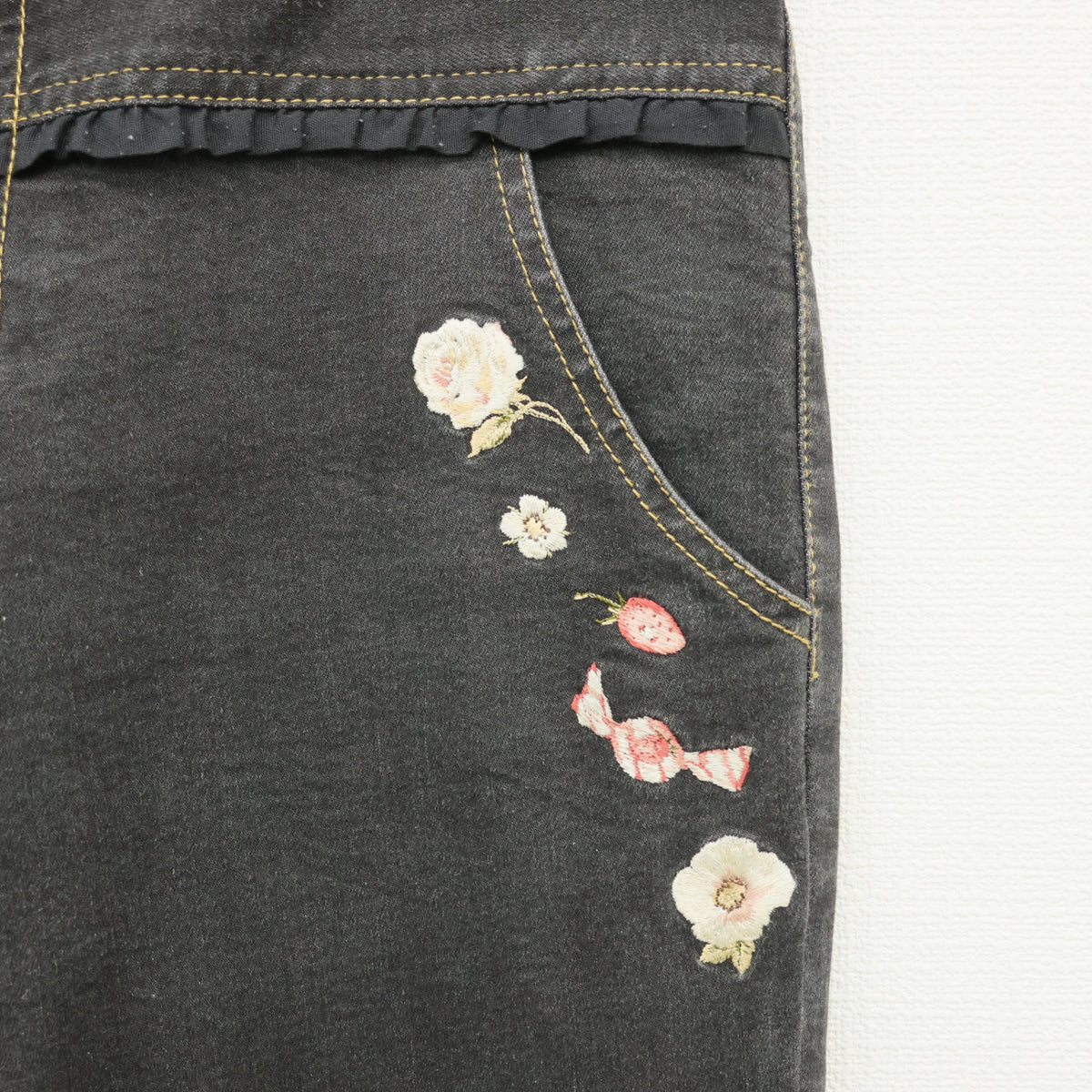 ピンクハウス★薔薇＆苺刺しゅう♪裾段々フリルのデニムパンツ クロップドも◎ 大きいサイズL 黒系 z23288