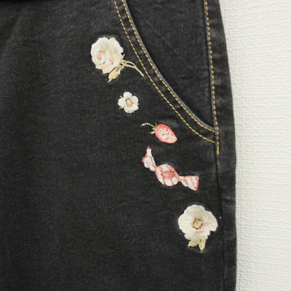 ピンクハウス★キャンディ＆薔薇刺しゅう♪裾段々フリルのデニムパンツ クロップドも◎ 大きいサイズL 黒系 z23349