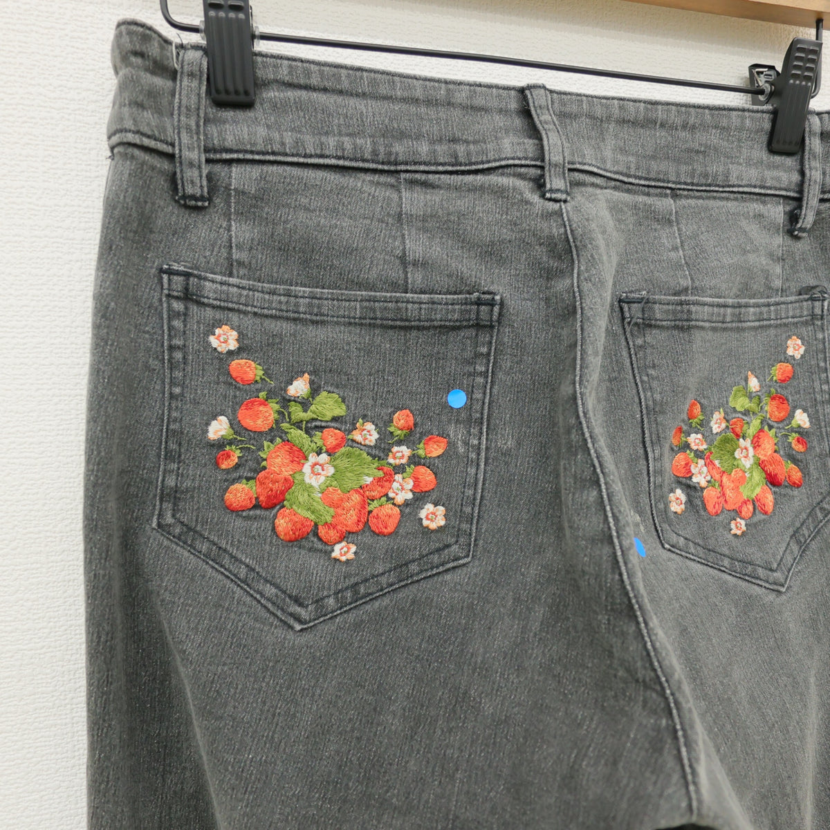 ピンクハウス★キュートな苺刺しゅう♪デニムのロングパンツ 大きいサイズL 黒系 無地 z23290
