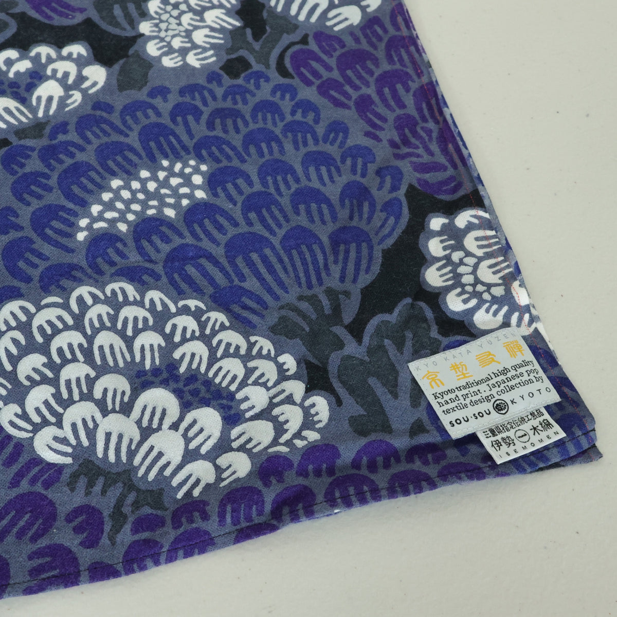 【美品】ソウソウ SOUSOU★伊勢木綿 くびまき 短丈 雲間に菊 黒・グレー系 スカーフ 薄手 so0268