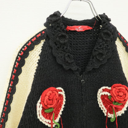 ピンクハウス★ゼッケン&薔薇モチーフ♪ニットのジップアップブルゾン 黒系 はしごレース&サテンリボンも♪厚手 z23174
