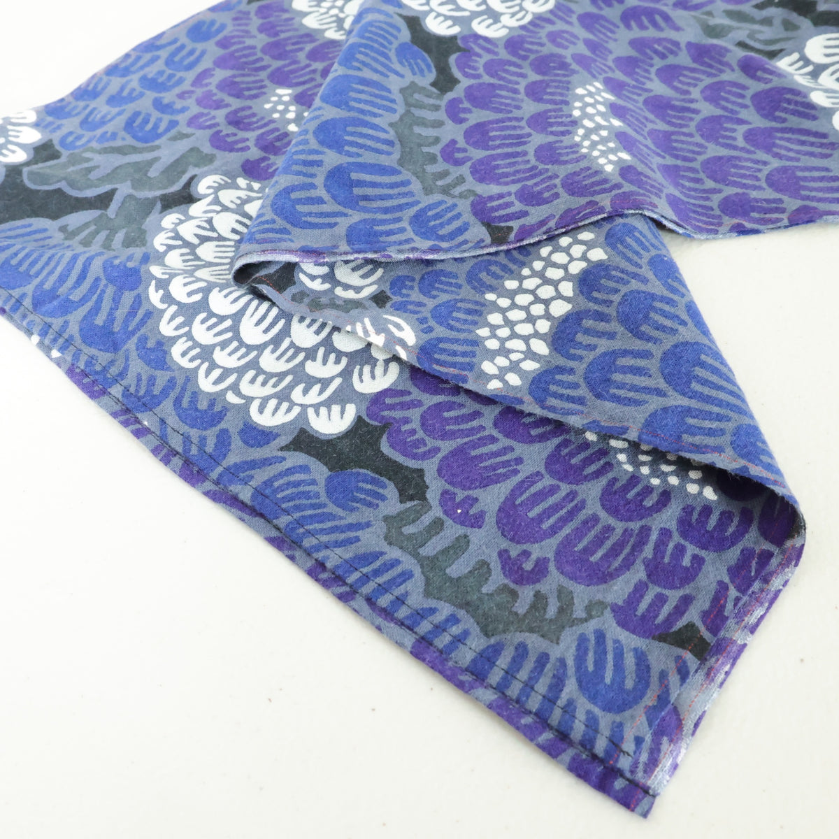 【美品】ソウソウ SOUSOU★伊勢木綿 くびまき 短丈 雲間に菊 黒・グレー系 スカーフ 薄手 so0268