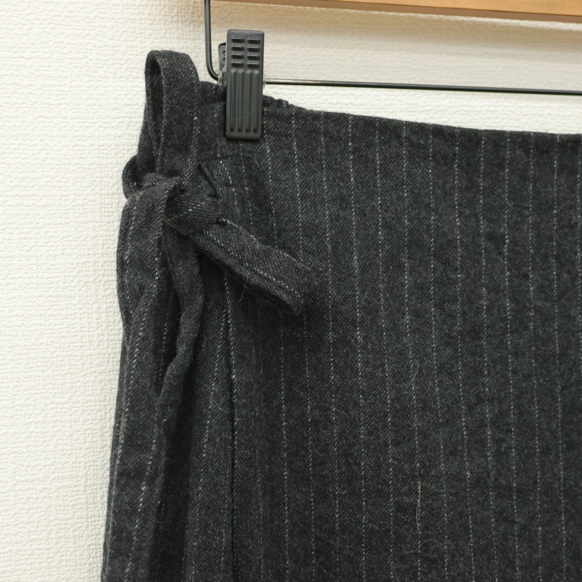 SOUSOU ソウソウ★カシミヤ&ウール混♪こしき 着物風ラップスカート 大きいサイズL チャコール系 ピンストライプ 厚手 z23184