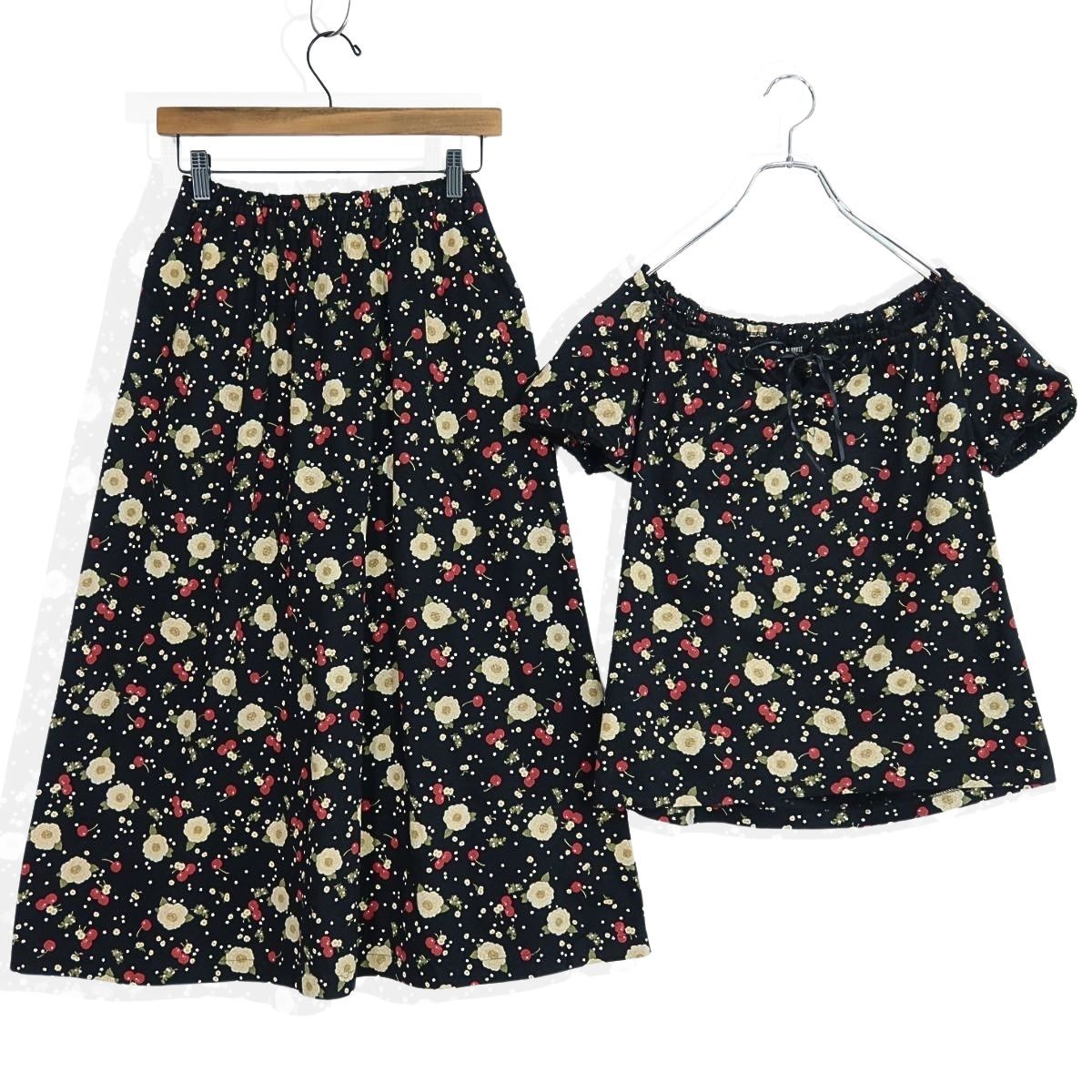 【美品】ピンクハウス★舞い散るチェリーとお花pt♪ 半袖カットソー&ギャザースカート 上下2点 黒系 ＊ z20203