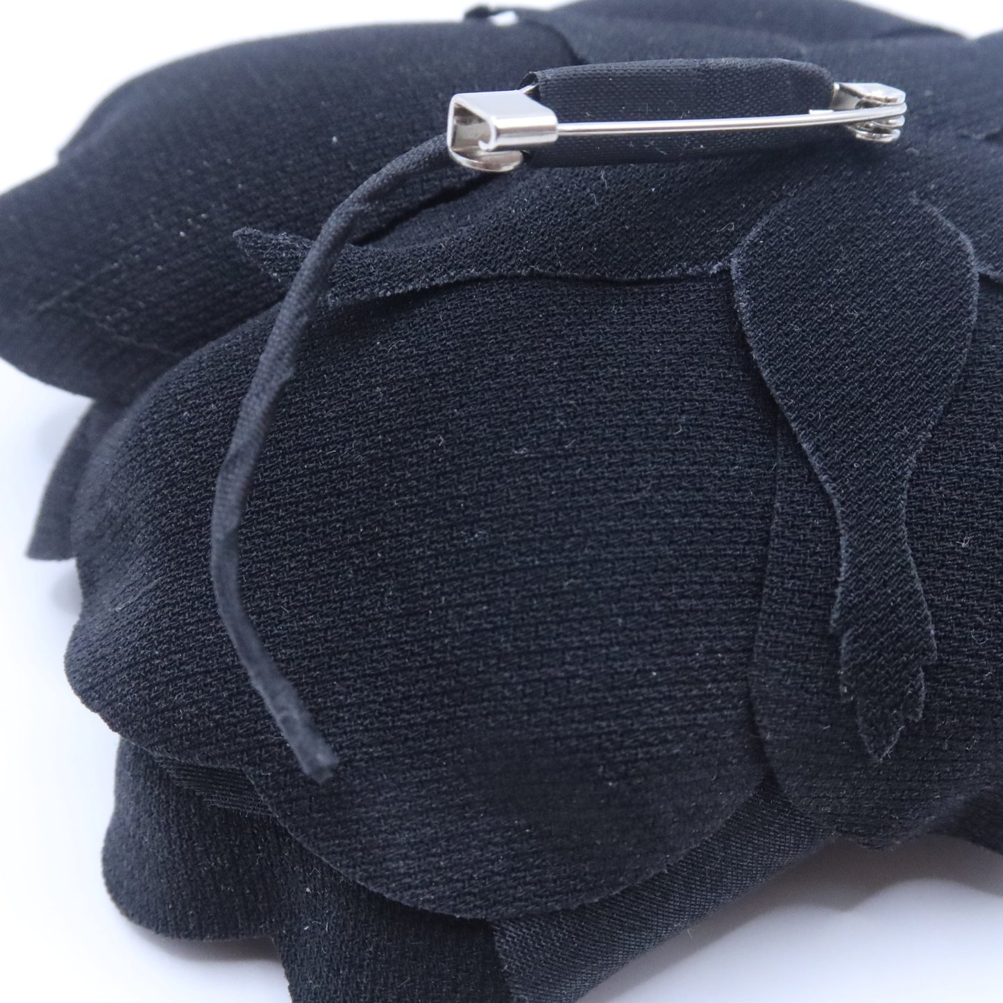 【美品】シックな黒カメリア チュールの花びら コサージュ ブラック系　＊ko108