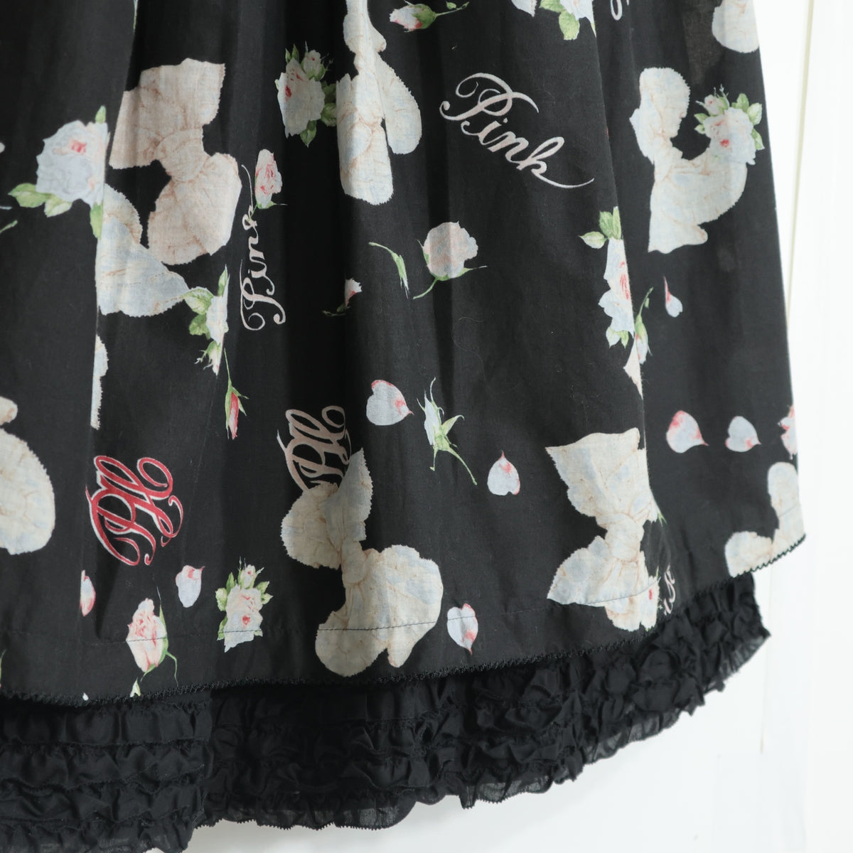 【美品】ピンクハウス★リボン&薔薇pt♪ローンギャザースカート 黒系 段々フリルがちら見え♪薄手 z22519
