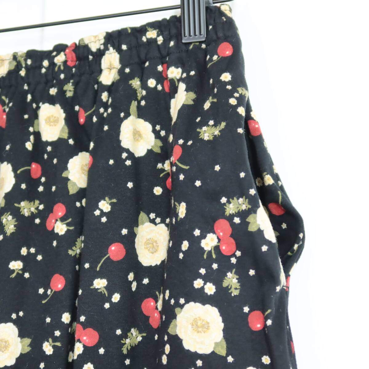 【美品】ピンクハウス★舞い散るチェリーとお花pt♪ 半袖カットソー&ギャザースカート 上下2点 黒系 ＊ z20203
