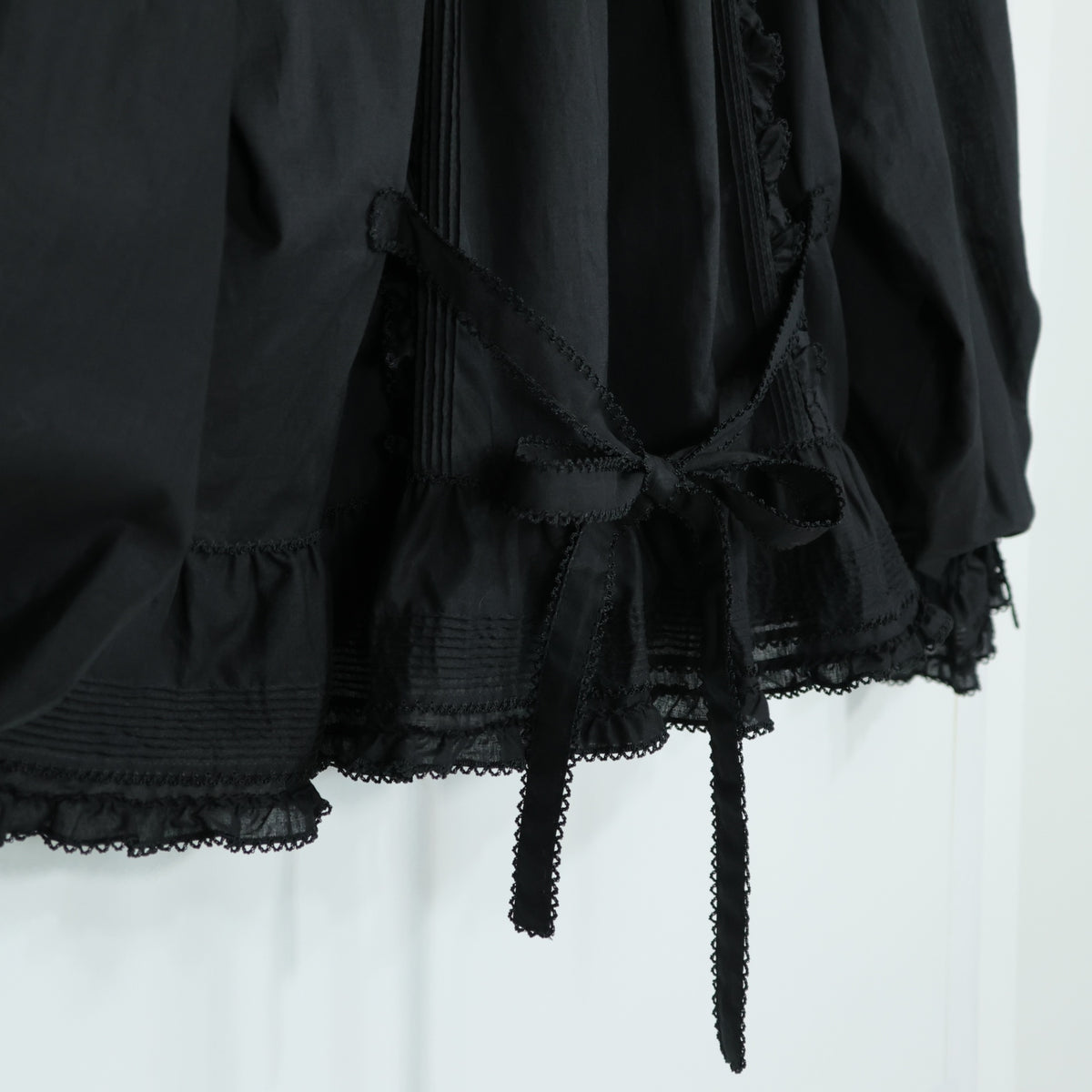 【美品】ピンクハウス★お花のモチーフ♪ふんわりローンブラウス 黒系 前開き サテンリボンも♪無地 z22169