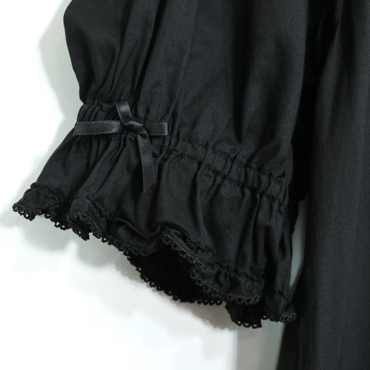 【美品】ピンクハウス★ふんわりフォルム♪華やかローンワンピース 黒系 裾段々&サテンリボン♪無地 z22172