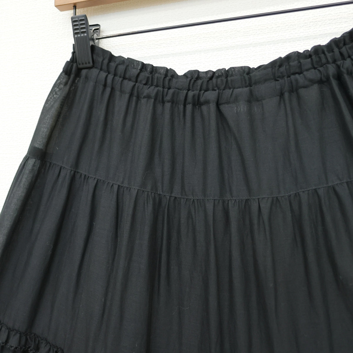 【極美品】ピンクハウス★ドイリーレース♪かぶせ段々のローンギャザースカート 黒系 前開き はしごレース&リボン♪薄手 z23542