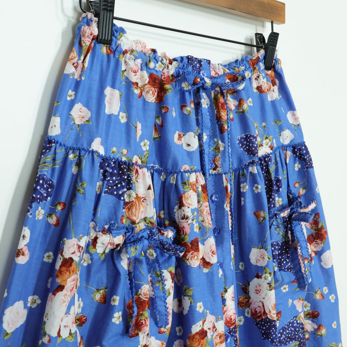 【極美品】ピンクハウス★リボンブーケpt♪ギャザースカート ブルー系 前開き 揺れるリボンいっぱい♪2025年 z22904