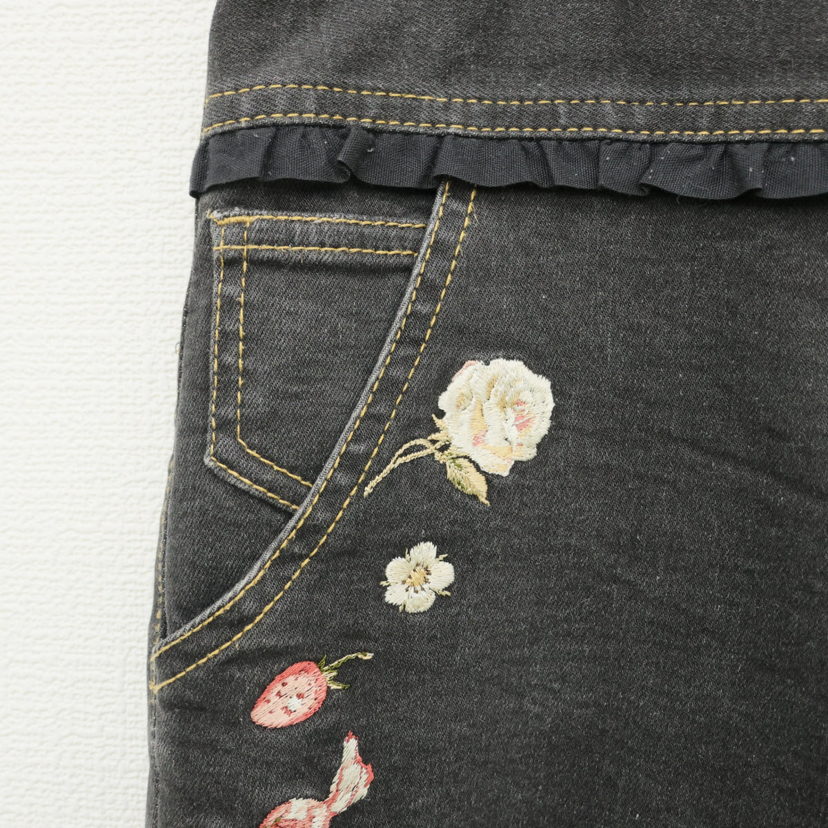 ピンクハウス★薔薇＆苺刺しゅう♪裾段々フリルのデニムパンツ クロップドも◎ 大きいサイズL 黒系 z23288