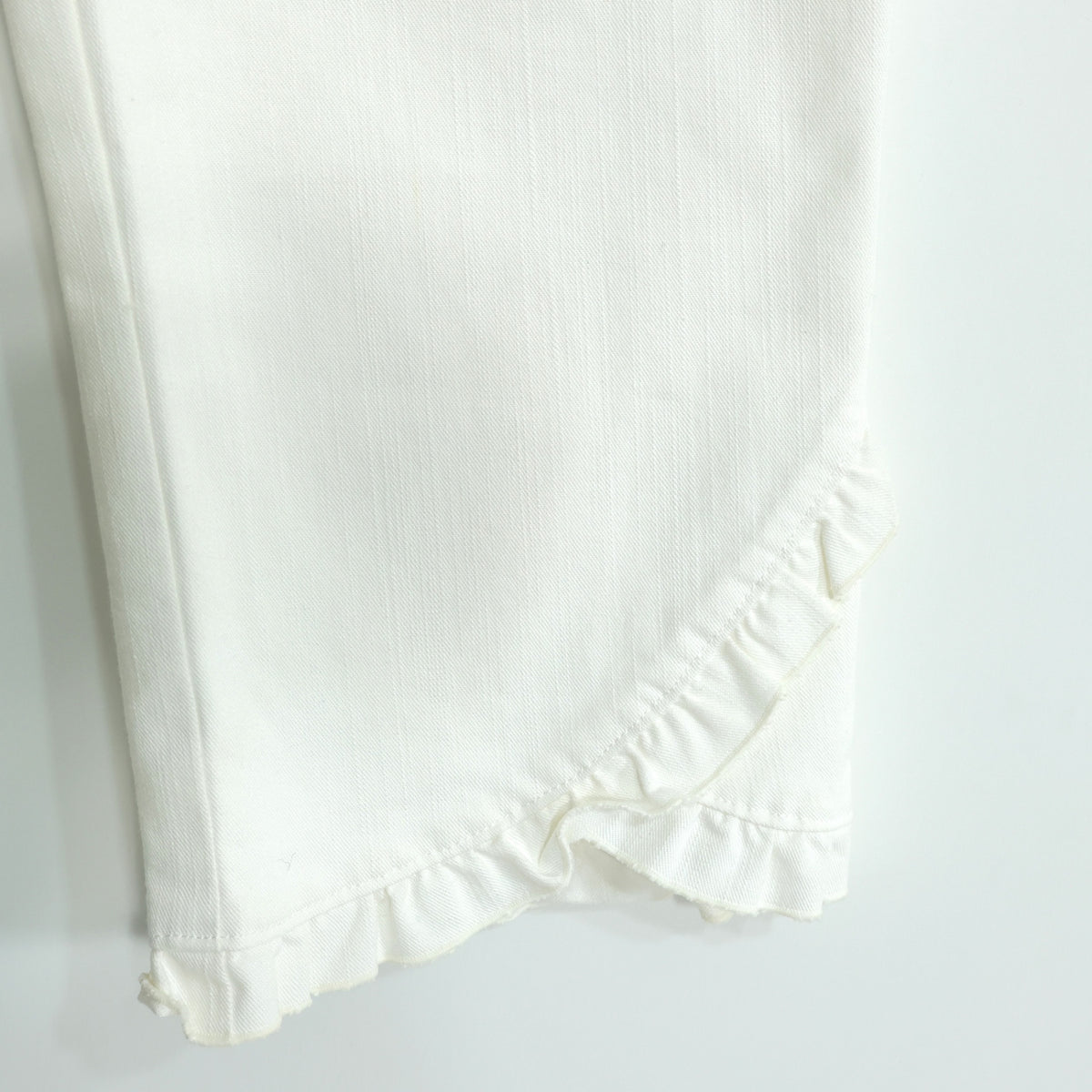 レストローズ L'EST ROSE ★ 裾フリル ストレッチ デニム クロップドパンツ  サイズ2 白系 z22942