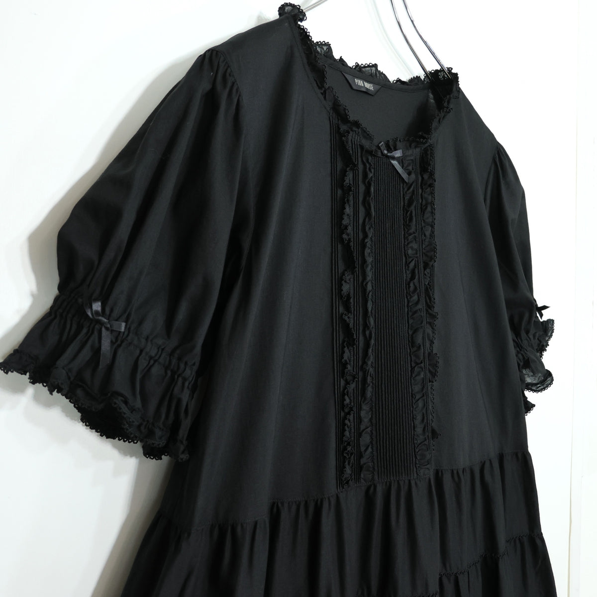 【美品】ピンクハウス★ふんわりフォルム♪華やかローンワンピース 黒系 裾段々&サテンリボン♪無地 z22172