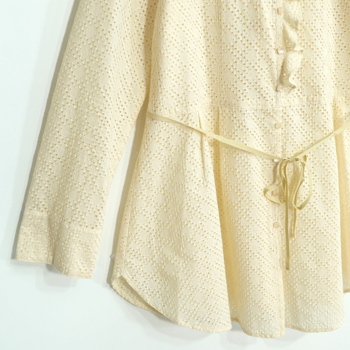 【美品】 スチェッソ★カットワークレースが素敵♪ フリルチュニックブラウス ウエストリボン付き サイズ40 クリーム色系 z22235