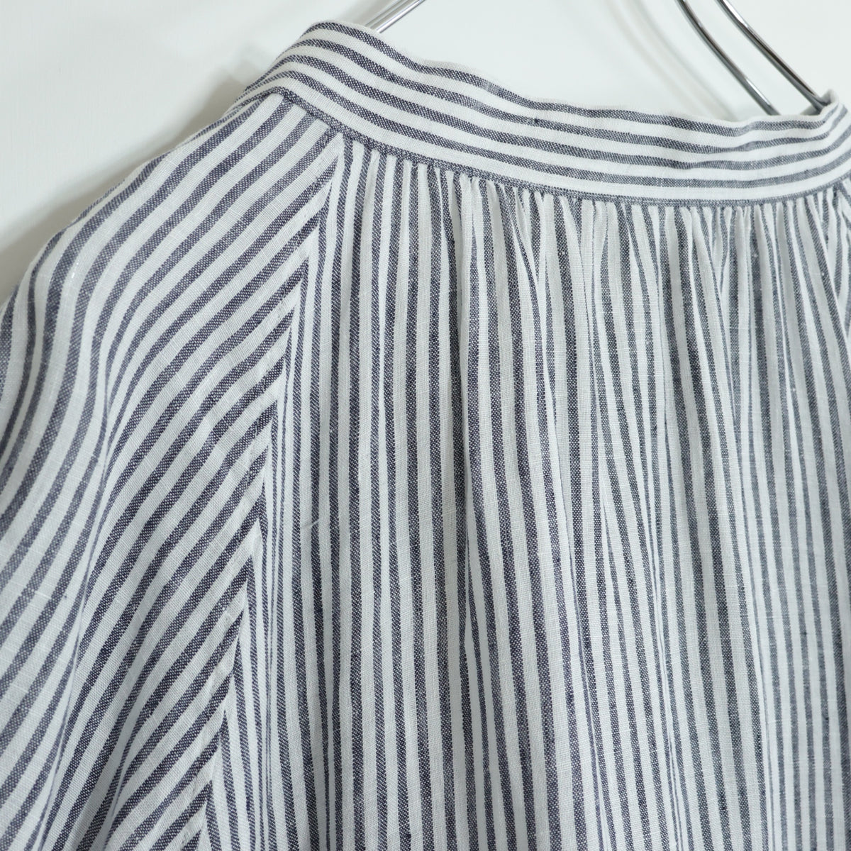 【美品】23区★麻100％♪半袖オーバーブラウス シャツ 大きいサイズ44 白×グレー系 ストライプ柄 薄手 z22955