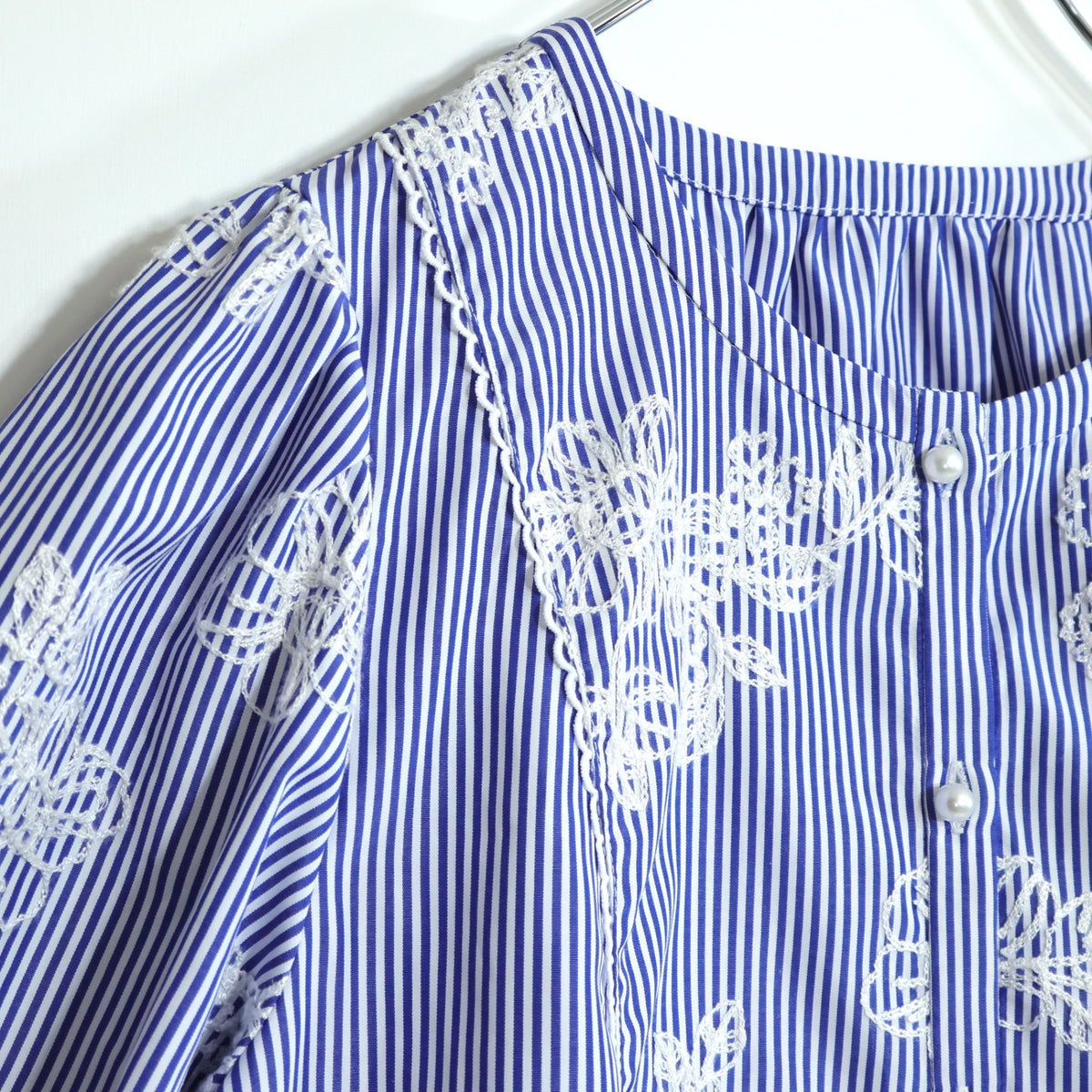 ローズティアラ★さわやか♪チュニックブラウス 大きいサイズ46 ブルー系  白の刺繍飾り♪薄手 z22958